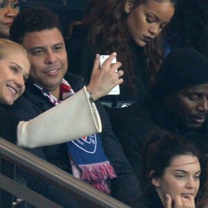 Ronaldo et sa compagne lors de la rencontre entre le PSG et l'Olympique de Marseille au Parc des Princes à Paris le 4 octobre 2015