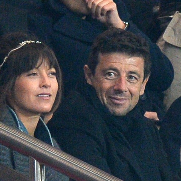 Patrick Bruel et Caroline Nielsen lors de la rencontre entre le PSG et l'Olympique de Marseille au Parc des Princes à Paris le 4 octobre 2015