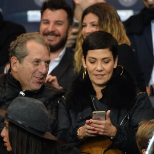 Cristina Cordula et son compagnon lors de la rencontre entre le PSG et l'Olympique de Marseille au Parc des Princes à Paris le 4 octobre 2015