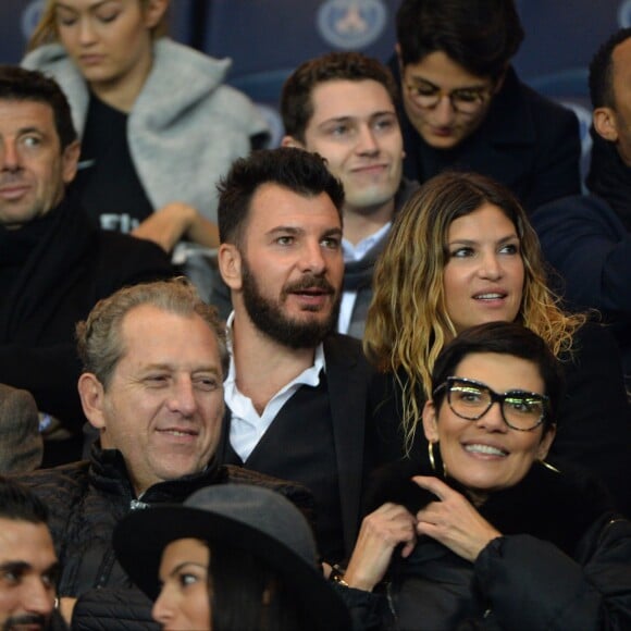 Michaël Youn et Isabelle Funaro lors de la rencontre entre le PSG et l'Olympique de Marseille au Parc des Princes à Paris le 4 octobre 2015