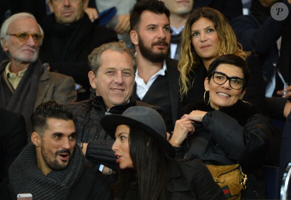 Michaël Youn et Isabelle Funaro aux côtés de Cristina Cordula et son compagnon lors de la rencontre entre le PSG et l'Olympique de Marseille au Parc des Princes à Paris le 4 octobre 2015