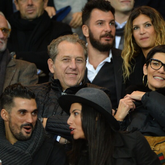 Michaël Youn et Isabelle Funaro aux côtés de Cristina Cordula et son compagnon lors de la rencontre entre le PSG et l'Olympique de Marseille au Parc des Princes à Paris le 4 octobre 2015