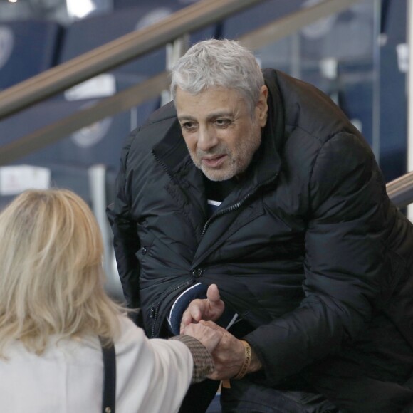 Enrico Macias lors de la rencontre entre le PSG et l'Olympique de Marseille au Parc des Princes à Paris le 4 octobre 2015