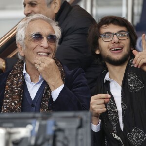 Gérard Darmon et son fils Jules lors de la rencontre entre le PSG et l'Olympique de Marseille au Parc des Princes à Paris le 4 octobre 2015