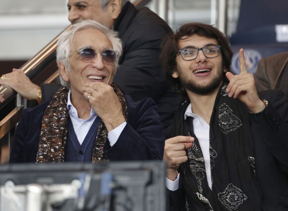 Gérard Darmon et son fils Jules lors de la rencontre entre le PSG et l'Olympique de Marseille au Parc des Princes à Paris le 4 octobre 2015
