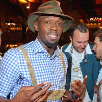 Usain Bolt : Bières et jolies filles, la star du sprint s'éclate à l'Oktoberfest