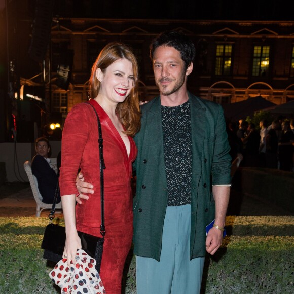 Elodie Frégé et un ami - Soirée pour fêter l'ouverture du Flagship Store "Tory Burch" dans le jardin de l'hôtel de Sully à Paris, le 7 juillet 2015.