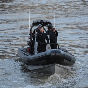 Daniel Craig et Rory Kinnear tournent une scène sur la Tamise pour le nouveau film James Bond "Spectre" à Londres. Le 15 décembre 2014