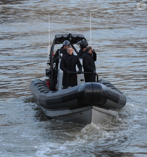 Daniel Craig et Rory Kinnear tournent une scène sur la Tamise pour le nouveau film James Bond "Spectre" à Londres. Le 15 décembre 2014