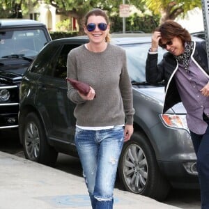 Ellen Pompeo se promène avec des amis dans les rues de Los Angeles. Le 9 janvier 2015