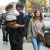 Ellen Pompeo se promène avec son mari Chris et leur fille Stella dans les rues de New York, le 12 novembre 2014