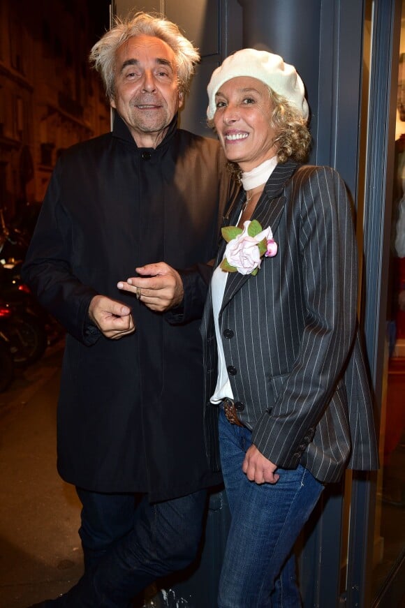 Pierre Grillet et Valeria Attinelli lors du vernissage de l'exposition "De père en fille" de Lucio et Valeria Attinelli à la Galerie 15 Saussure à Paris, le 6 octobre 201