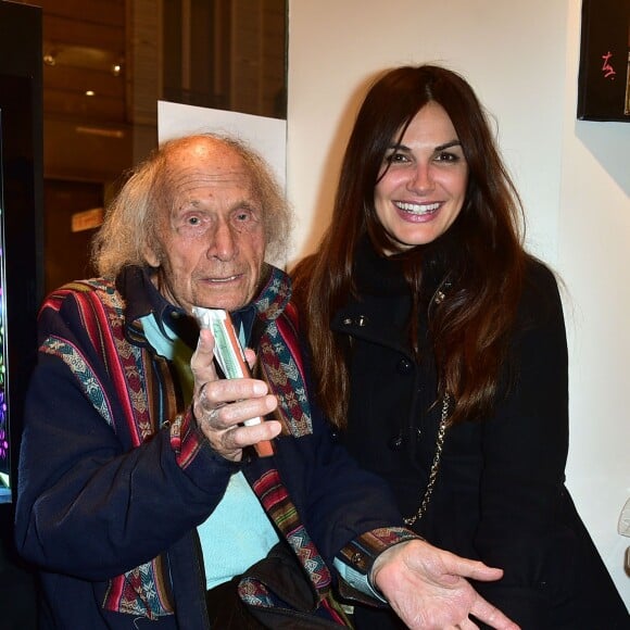 Ivry Gitlis et Helena Noguerra lors du vernissage de l'exposition "De père en fille" de Lucio et Valeria Attinelli à la Galerie 15 Saussure à Paris, le 6 octobre 201