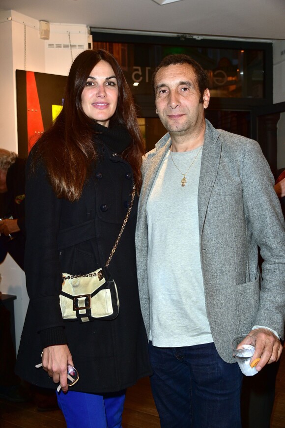 Helena Noguerra et Zinedine Soualem lors du vernissage de l'exposition "De père en fille" de Lucio et Valeria Attinelli à la Galerie 15 Saussure à Paris, le 6 octobre 201