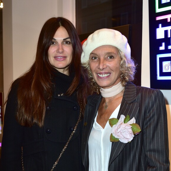 Helena Noguerra et Valeria Attinelli lors du vernissage de l'exposition "De père en fille" de Lucio et Valeria Attinelli à la Galerie 15 Saussure à Paris, le 6 octobre 201