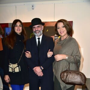 Helena Noguerra, Gianni Lorenzon et sa femme Pascale Garnier-Cowan lors du vernissage de l'exposition "De père en fille" de Lucio et Valeria Attinelli à la Galerie 15 Saussure à Paris, le 6 octobre 201