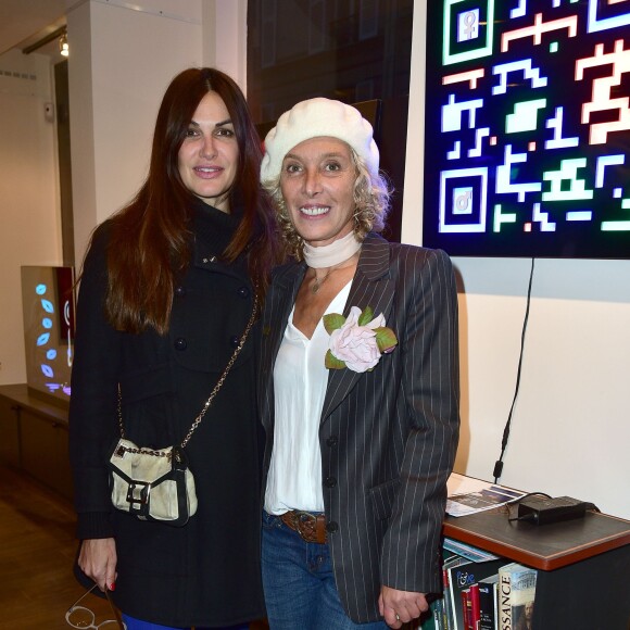 Helena Noguerra et Valeria Attinelli lors du vernissage de l'exposition "De père en fille" de Lucio et Valeria Attinelli à la Galerie 15 Saussure à Paris, le 6 octobre 201