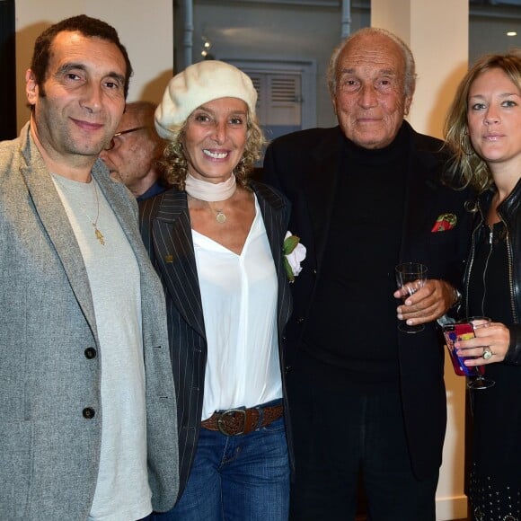 Zinedine Soualem, Valeria et Lucio Attinelli, Caroline Faindt lors du vernissage de l'exposition "De père en fille" de Lucio et Valeria Attinelli à la Galerie 15 Saussure à Paris, le 6 octobre 201