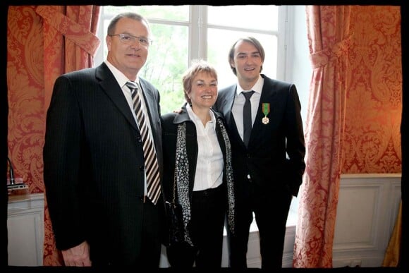 Cyril Lignac avait été fait Chevalier de l'ordre du Mérite Agricole le 11 mai 2009 devant ses parents. Sa maman Janine est depuis décédée, en 2014.