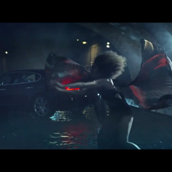 Image extraite du clip "Stolen Car" de Mylène Farmer et Sting, réalisé par Bruno Aveillan, octobre 2015.