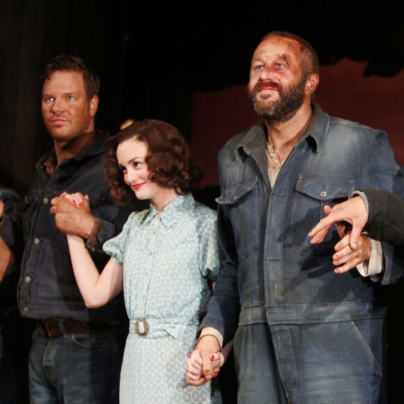 Jim Parrack, Leighton Meester, Chris O'Dowd, James Franco et Jim Norton dans "Des souris et des hommes" à Broadway, New York le 19 mars 2014.