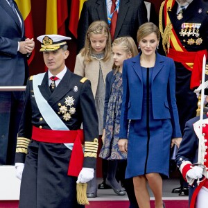 La reine Letizia d'Espagne en Felipe Varela lors de la Fête nationale espagnole à Madrid, le 12 octobre 2015.