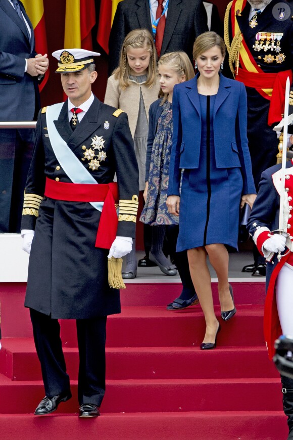 La reine Letizia d'Espagne en Felipe Varela lors de la Fête nationale espagnole à Madrid, le 12 octobre 2015.
