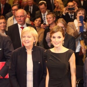 La reine Letizia d'Espagne - en Hugo Boss - au Musée Kunstpalast de Düsseldorf le 9 octobre 2015 pour inaugurer l'exposition Zurbaran.