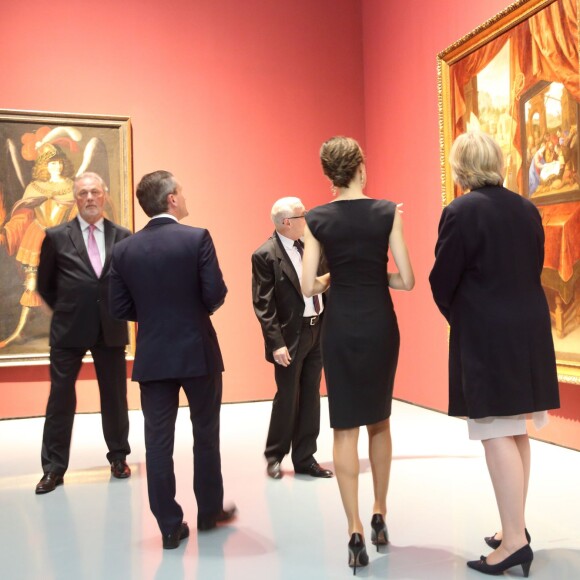 La reine Letizia d'Espagne - en Hugo Boss - au Musée Kunstpalast de Düsseldorf le 9 octobre 2015 pour inaugurer l'exposition Zurbaran.