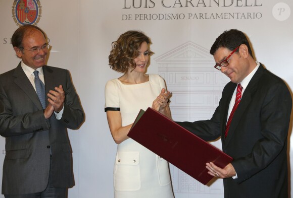 La reine Letizia d'Espagne, vêtue d'une robe très courte Felipe Varela, lors de la cérémonie du 11e prix de journalisme parlementaire Luis Carandell au Sénat à Madrid, le 6 octobre 2015.