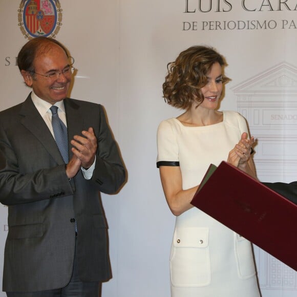 La reine Letizia d'Espagne, vêtue d'une robe très courte Felipe Varela, lors de la cérémonie du 11e prix de journalisme parlementaire Luis Carandell au Sénat à Madrid, le 6 octobre 2015.