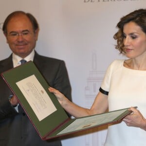 La reine Letizia d'Espagne, vêtue d'une robe très courte Felipe Varela, lors de la cérémonie du 11e prix de journalisme parlementaire Luis Carandell au Sénat à Madrid, le 6 octobre 2015.