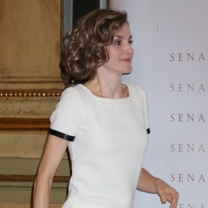 La reine Letizia d'Espagne, vêtue d'une robe très courte Felipe Varela, lors de la cérémonie du 11e prix de journalisme parlementaire Luis Carandell au Sénat à Madrid, le 6 octobre 2015.