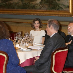 La reine Letizia d'Espagne, vêtue d'une robe très courte Felipe Varela, lors de la cérémonie du 11e prix de journalisme parlementaire Luis Carandell au Sénat à Madrid, le 6 octobre 2015.