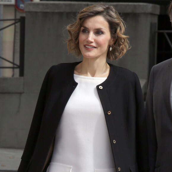 La reine Letizia d'Espagne, vêtue d'une robe très courte Felipe Varela, lors de la cérémonie du 11e prix de journalisme parlementaire Luis Carandell au Sénat à Madrid, le 6 octobre 2015.