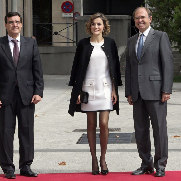 La reine Letizia d'Espagne, vêtue d'une robe très courte Felipe Varela, lors de la cérémonie du 11e prix de journalisme parlementaire Luis Carandell au Sénat à Madrid, le 6 octobre 2015.