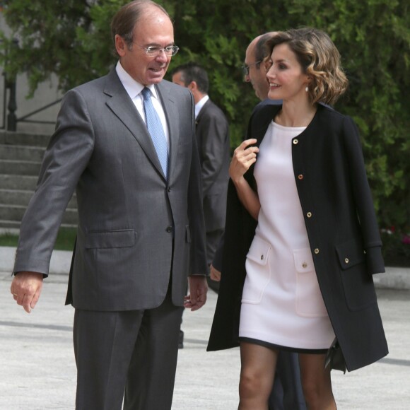 La reine Letizia d'Espagne, vêtue d'une robe très courte Felipe Varela, lors de la cérémonie du 11e prix de journalisme parlementaire Luis Carandell au Sénat à Madrid, le 6 octobre 2015.