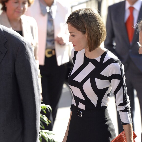 La reine Letizia d'Espagne, en haut Adolfo Dominguez et jupe Hugo Boss, lors de la Journée de solidarité au profit de la Croix-Rouge à Madrid, le 2 octobre 2015.