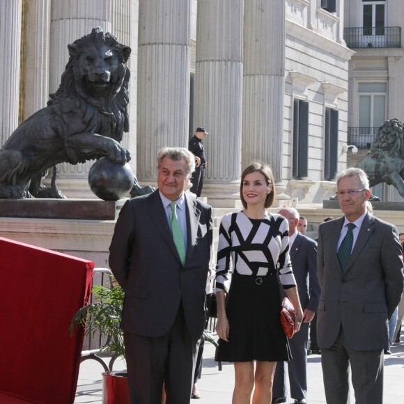 La reine Letizia d'Espagne, en haut Adolfo Dominguez et jupe Hugo Boss, lors de la Journée de solidarité au profit de la Croix-Rouge à Madrid, le 2 octobre 2015.