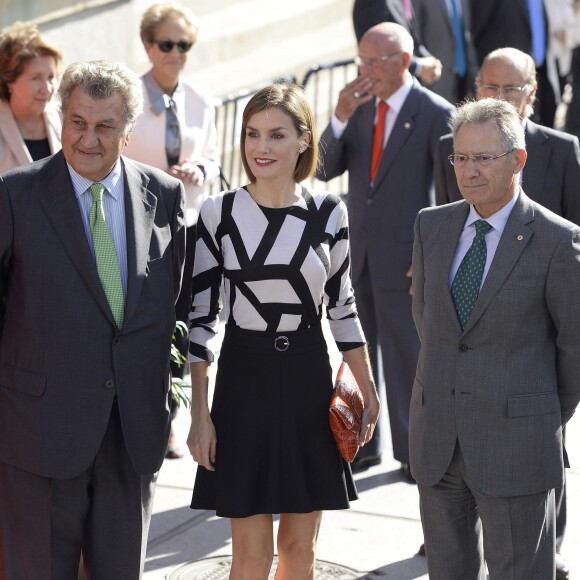 La reine Letizia d'Espagne, en haut Adolfo Dominguez et jupe Hugo Boss, lors de la Journée de solidarité au profit de la Croix-Rouge à Madrid, le 2 octobre 2015.