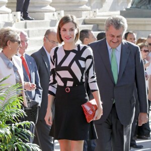La reine Letizia d'Espagne, en haut Adolfo Dominguez et jupe Hugo Boss, lors de la Journée de solidarité au profit de la Croix-Rouge à Madrid, le 2 octobre 2015.