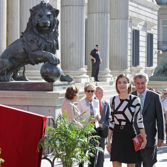 La reine Letizia d'Espagne, en haut Adolfo Dominguez et jupe Hugo Boss, lors de la Journée de solidarité au profit de la Croix-Rouge à Madrid, le 2 octobre 2015.