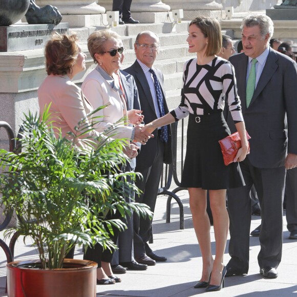 La reine Letizia d'Espagne, en haut Adolfo Dominguez et jupe Hugo Boss, lors de la Journée de solidarité au profit de la Croix-Rouge à Madrid, le 2 octobre 2015.