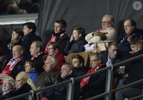 Le prince Felix, le prince Nikolai, le prince héritier Frederik, le prince Christian et le prince consort Henrik de Danemark au stade Parken à Copenhague le 11 octobre 2015 lors du match de football Danemark - France, remporté par les Bleus (2-1).