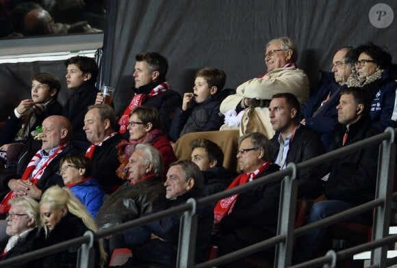 Le prince Felix, le prince Nikolai, le prince héritier Frederik, le prince Christian et le prince consort Henrik de Danemark au stade Parken à Copenhague le 11 octobre 2015 lors du match de football Danemark - France, remporté par les Bleus (2-1).