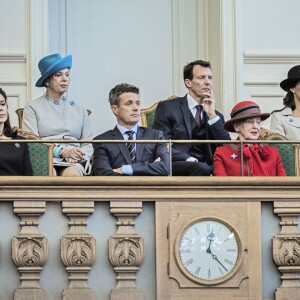 La princesse Mary, le prince Frederik, la reine Margrethe, le prince Henrik (premier rang), la princesse Benedikte, le prince Joachim et la princesse Marie de Danemark (deuxième rang) - La famille royale de Danemark assistait le 6 octobre 2015 à l'ouverture du Parlement au palais de Christiansborg à Copenhague.