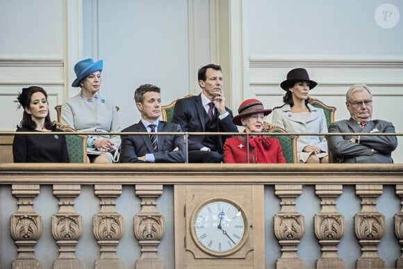 La princesse Mary, le prince Frederik, la reine Margrethe, le prince Henrik (premier rang), la princesse Benedikte, le prince Joachim et la princesse Marie de Danemark (deuxième rang) - La famille royale de Danemark assistait le 6 octobre 2015 à l'ouverture du Parlement au palais de Christiansborg à Copenhague.