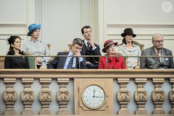 La princesse Mary, le prince Frederik, la reine Margrethe, le prince Henrik (premier rang), la princesse Benedikte, le prince Joachim et la princesse Marie de Danemark (deuxième rang) - La famille royale de Danemark assistait le 6 octobre 2015 à l'ouverture du Parlement au palais de Christiansborg à Copenhague.