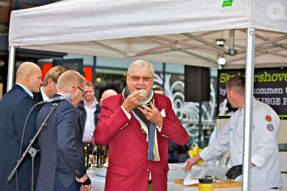 Le prince Henrik de Danemark à la brasserie Thisted lors de l'ouverture de la saison de la moule à Copenhague, le 9 octobre 2015.