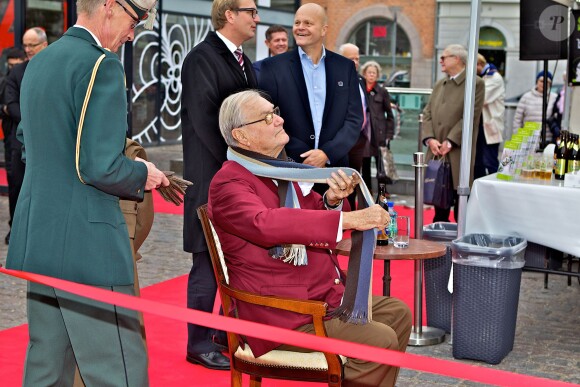 Le prince Henrik de Danemark à la brasserie Thisted lors de l'ouverture de la saison de la moule à Copenhague, le 9 octobre 2015.